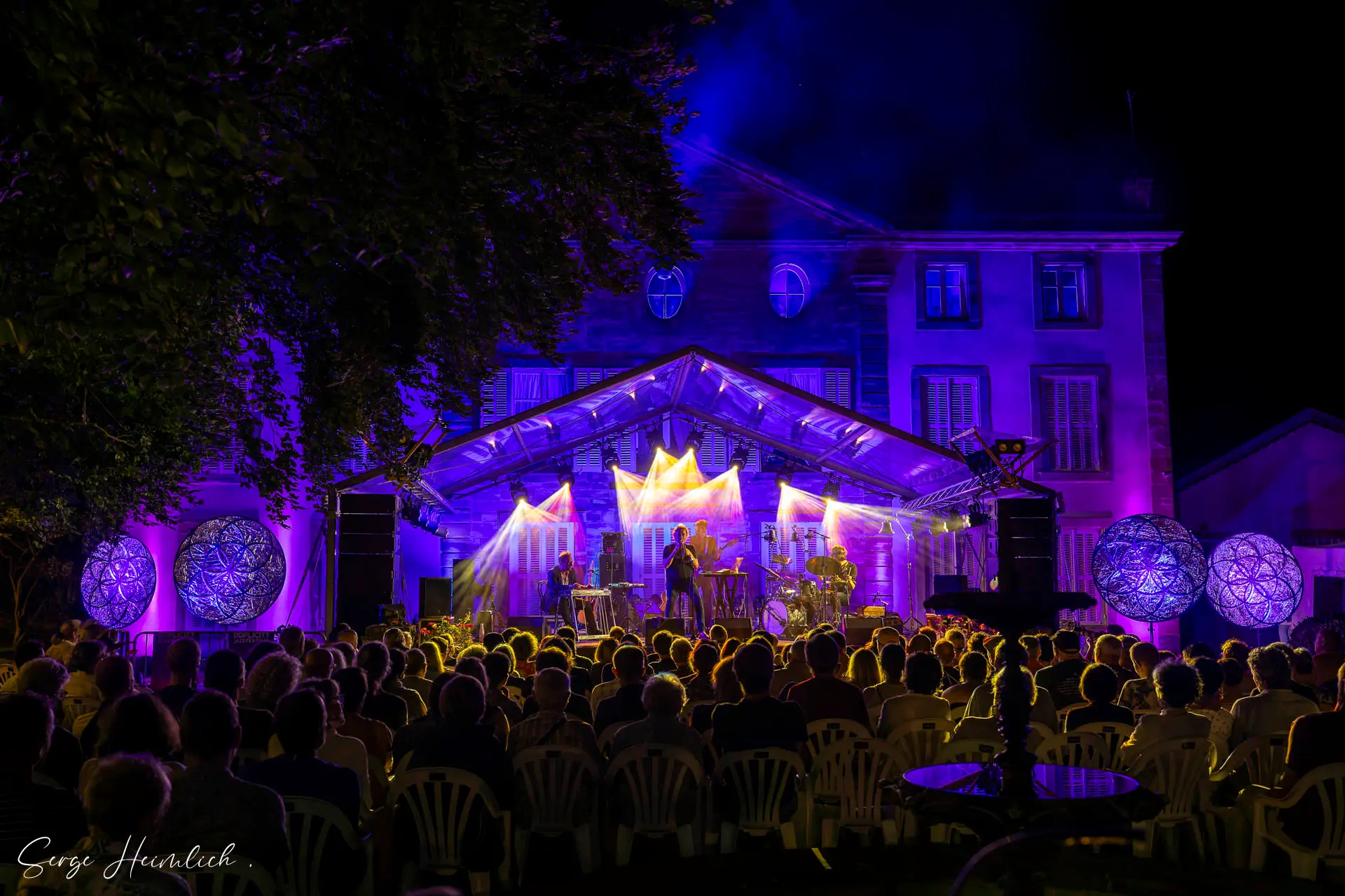 Public sous les arbres du parc du Château des Capucins — Boplicity Jazz Festival